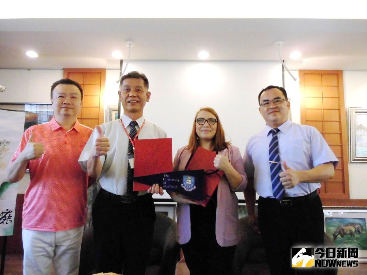 ▲員林高中與雪菲爾大學預科課程總監凱特簽訂合作備忘錄，這是彰化縣第一所高中與英國雪菲爾大學的合作。（圖／記者陳雅芳攝，2019.09.11）