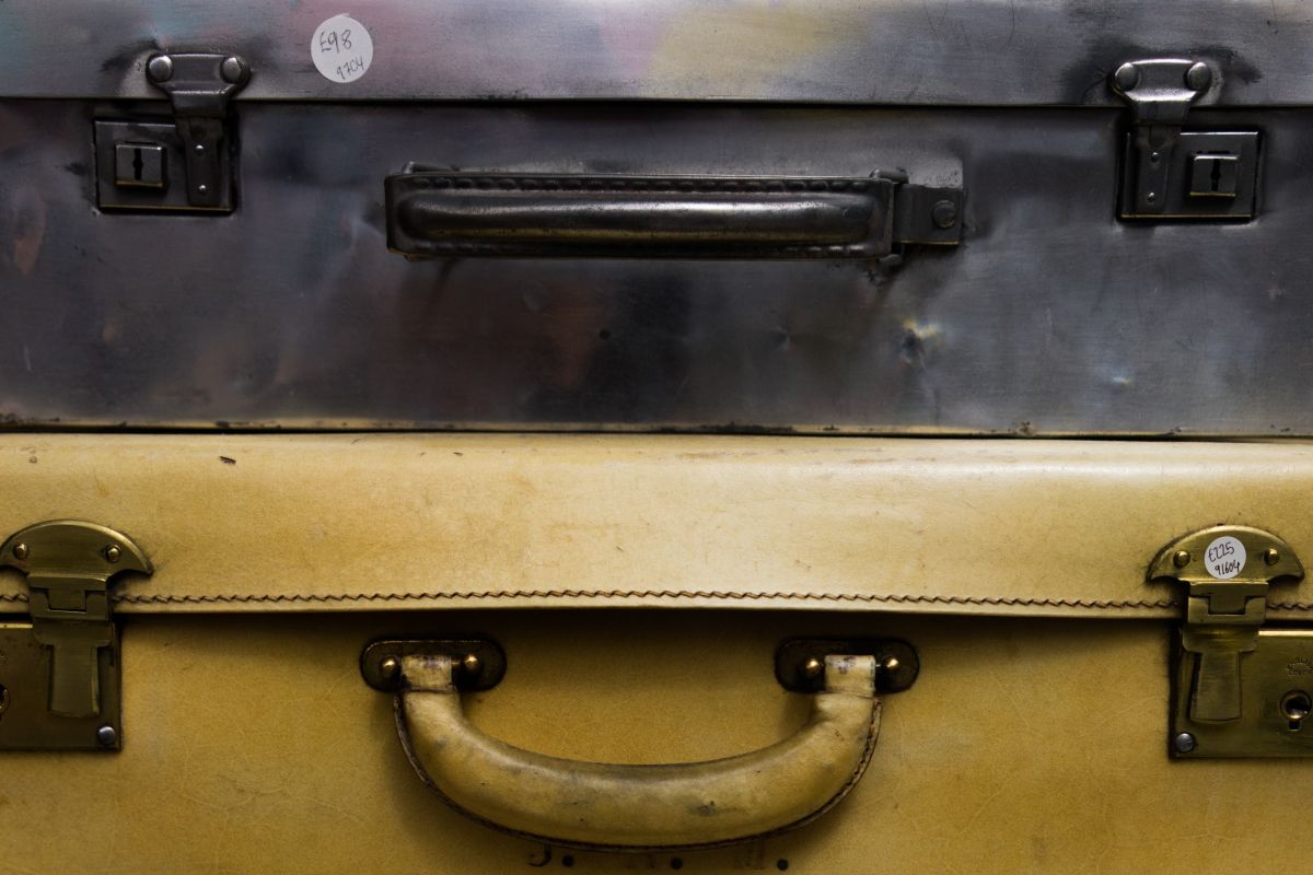 ▲號稱裝有 600 萬現金的皮箱一開，讓男方家人氣得報警。（示意圖／取自 Unsplash ）