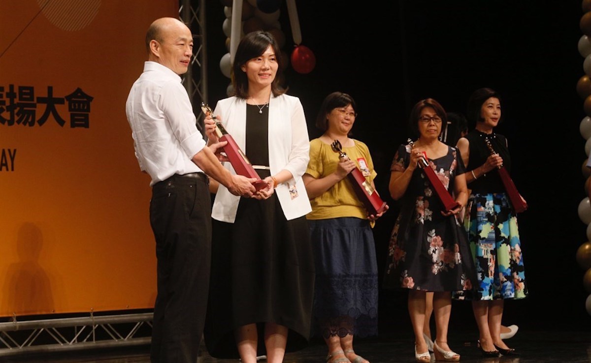 ▲高雄市長韓國瑜（左）11 日出席 108 年度資深暨特殊優良教師表揚大會，獲頒特殊優良教育人員的幼兒園長鄭淑蓮（左 2）迴避與韓國瑜握手，她透過教育局聲明指出「本意非如此，相關報導不要再製造對立」。中央社記者董俊志攝  108 年 9 月 11 日