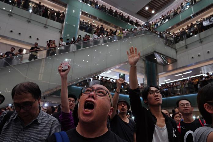 ▲香港當局向法院申請禁播「反送中」運動歌曲「願榮光歸香港」受到挫敗，高等法院今天頒下裁決，拒絕批出禁制令。圖為反送中活動資料照。（圖／美聯社／達志影像）