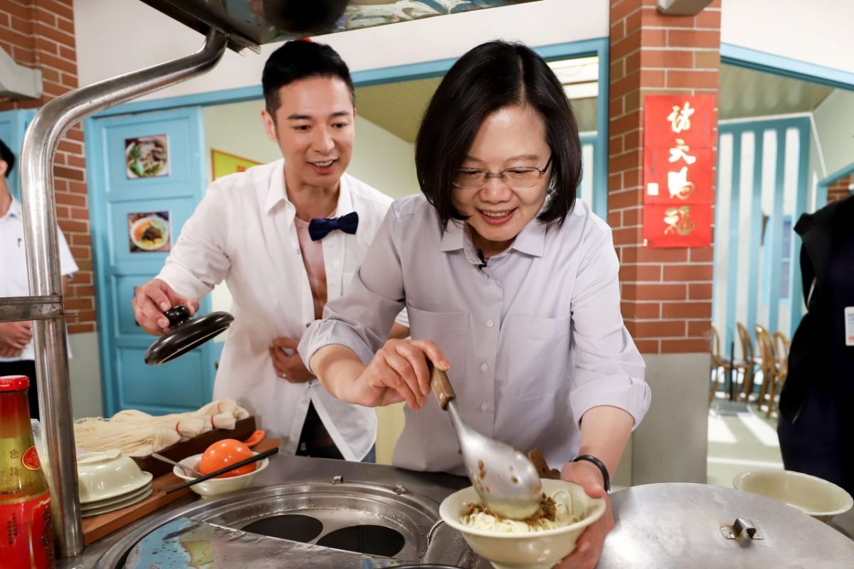 ▲蔡英文親自體驗《大時代》實景棚場景。（圖 / 民視提供）
