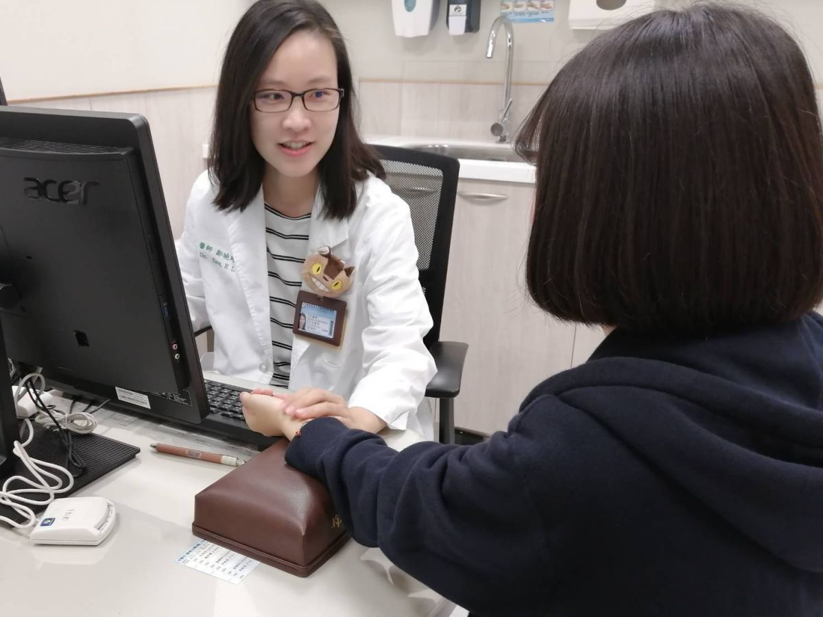 ▲中醫師鄒曉玲(左)表示，長高的機轉在於小朋友骨頭當中的生長板還有分裂能力。（圖／中醫大新竹附醫提供）