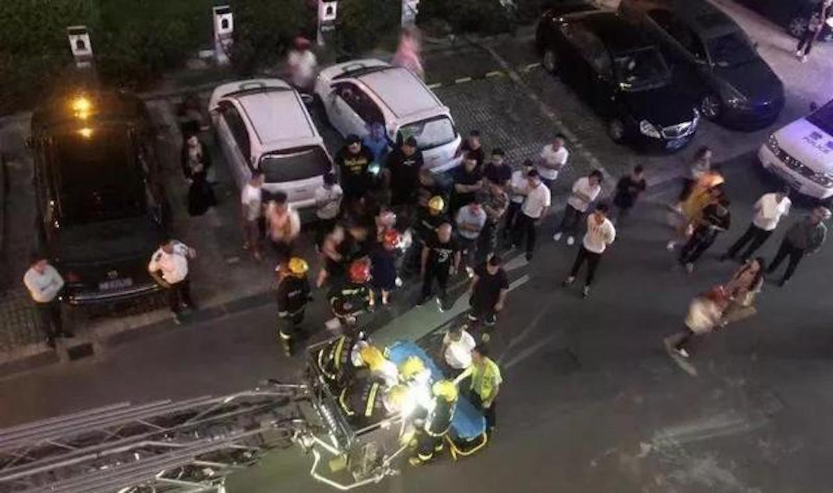 ▲中國大陸一位男子從 4 樓摔下，疑似是因為深夜送人妻返家時，與對方丈夫起了衝突。（圖／翻攝自微博）
