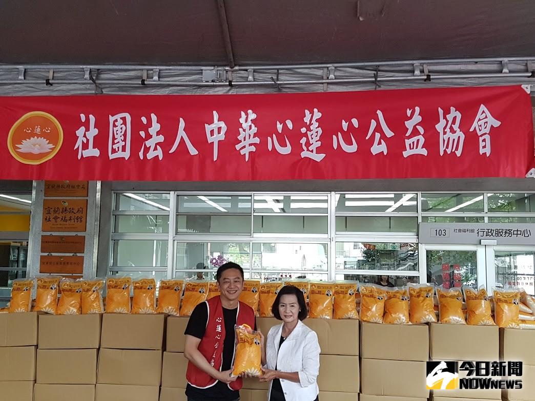 ▲轉戰直播界的藝人陳昭榮，今（12）日上午以社團法人中華心蓮心公益協會理事長的身分捐贈2萬公斤白米給宜蘭縣政府物資銀行，由縣長林姿妙代表接受。（圖／記者李清貴攝,2019.09.12)