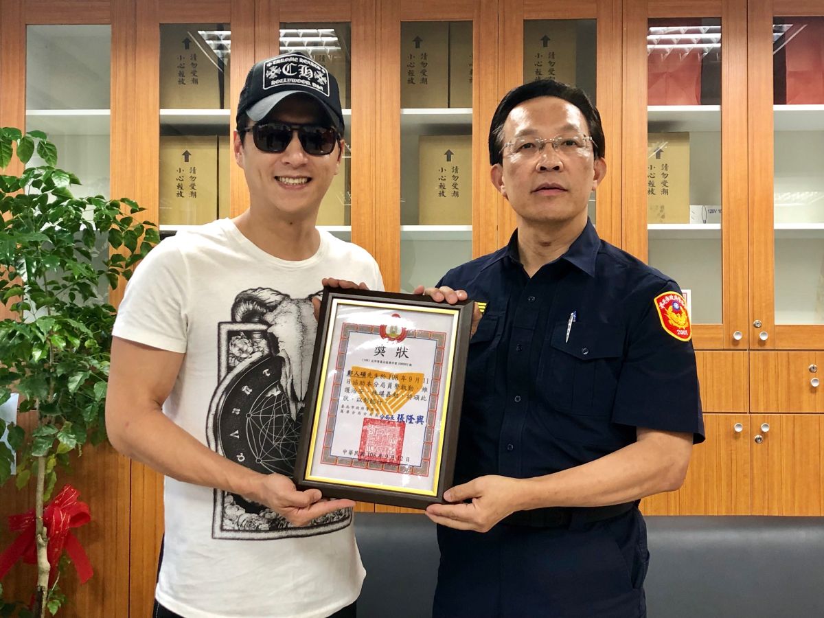 ▲鄭人碩（左）獲贈警方的感謝狀。（圖／海鵬）