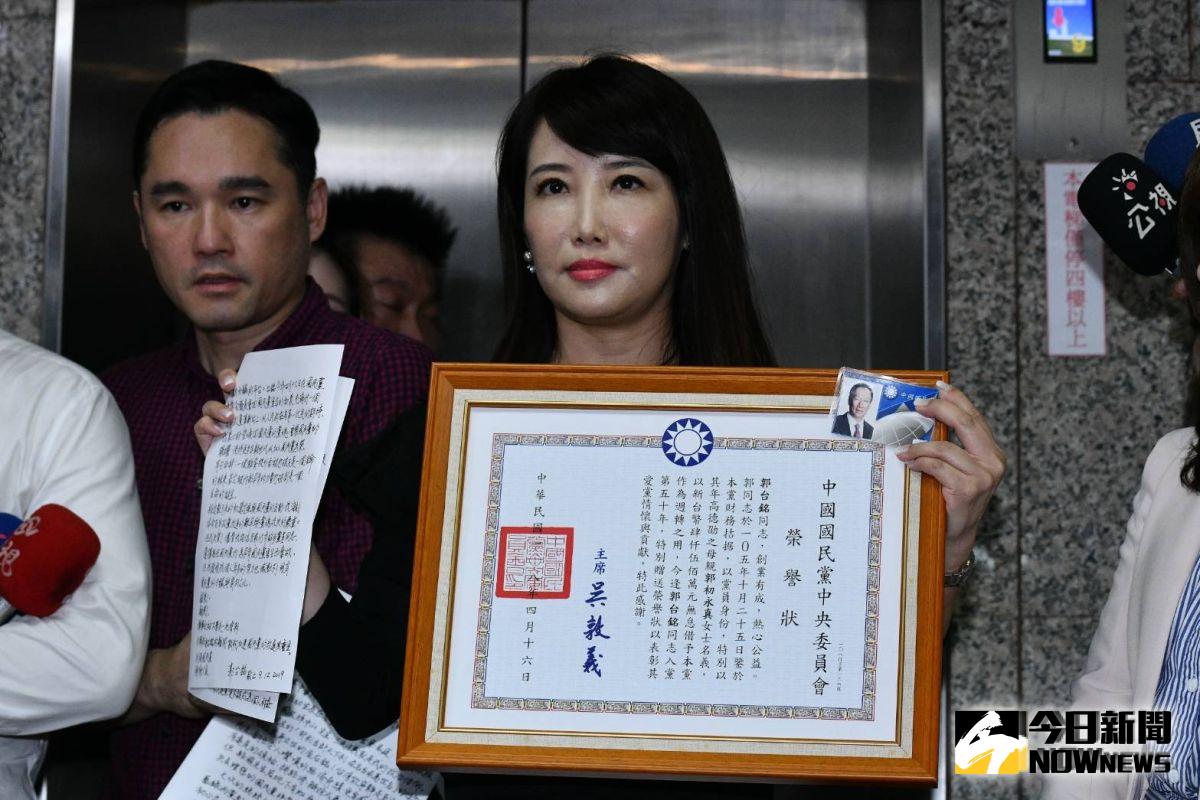 ▲郭台銘12日下午發表退黨聲明，並委由永齡基金會副執行長蔡沁瑜前往中正區黨部交回國民黨黨證。（圖／記者林柏年攝, 2019.9.12）