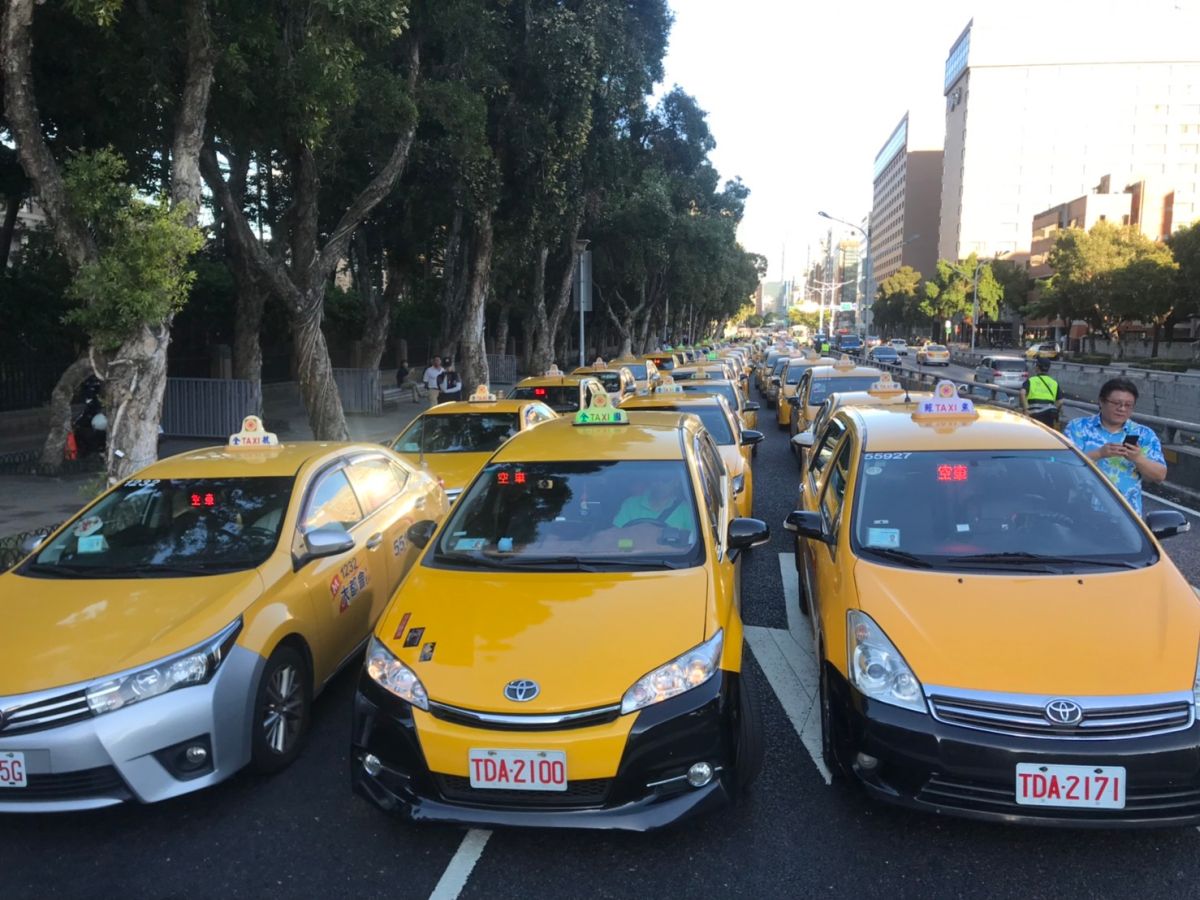▲不滿交通部延緩汽車運輸管理規則第 103-1 條款上路時程，計程車司機今（ 12 ）日再度前往行政院「慢行」抗議。（圖／全民計程車司機聯誼會總會）