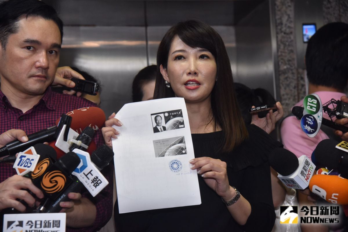 ▲郭台銘12日下午發表退黨聲明，並委由永齡基金會副執行長蔡沁瑜前往中正區黨部交回國民黨黨證。（圖／記者林柏年攝, 2019.9.12）