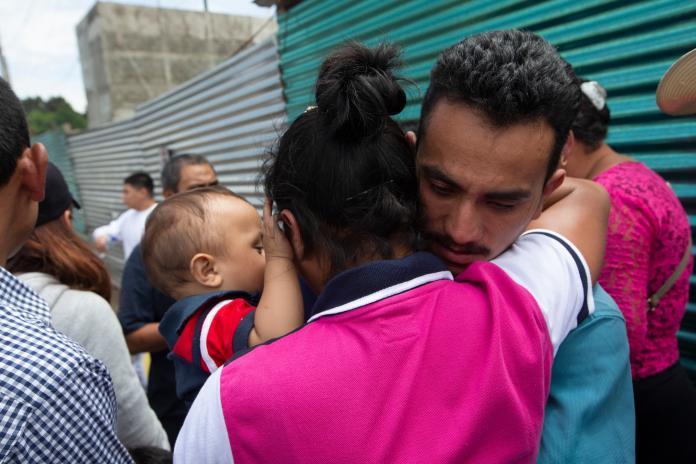 ▲打擊非法移民是川普政府的主要政策方針之一。圖為 2019 年 7 月， 1 名被從美國驅逐出境的瓜地馬拉移民擁抱家人的照片。（圖／美聯社／達志影像）