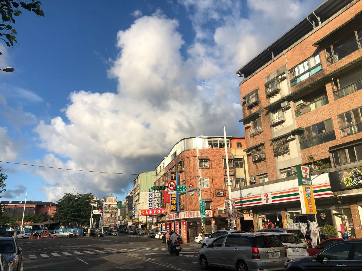 ▲老舊華廈或小戶數社區，即使無管委會也可要求住戶共同負擔設備修繕費。 (圖／信義房屋提供)