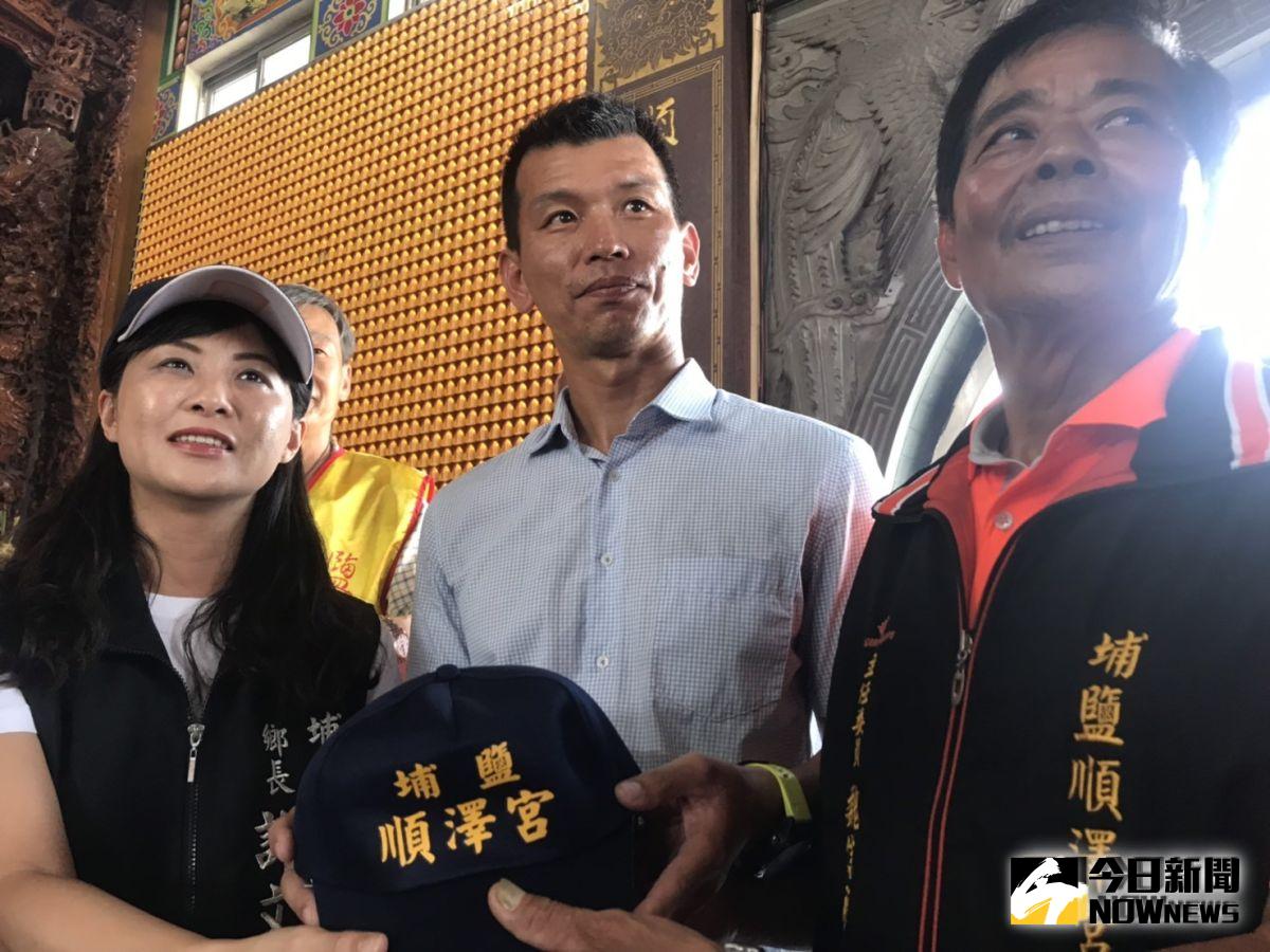 ▲順澤宮首度發放「冠軍神帽」，領帽拔頭香的是來自高雄市的業餘鐵人三項好手李軒。（圖／記者陳雅芳攝，2019.09.11）