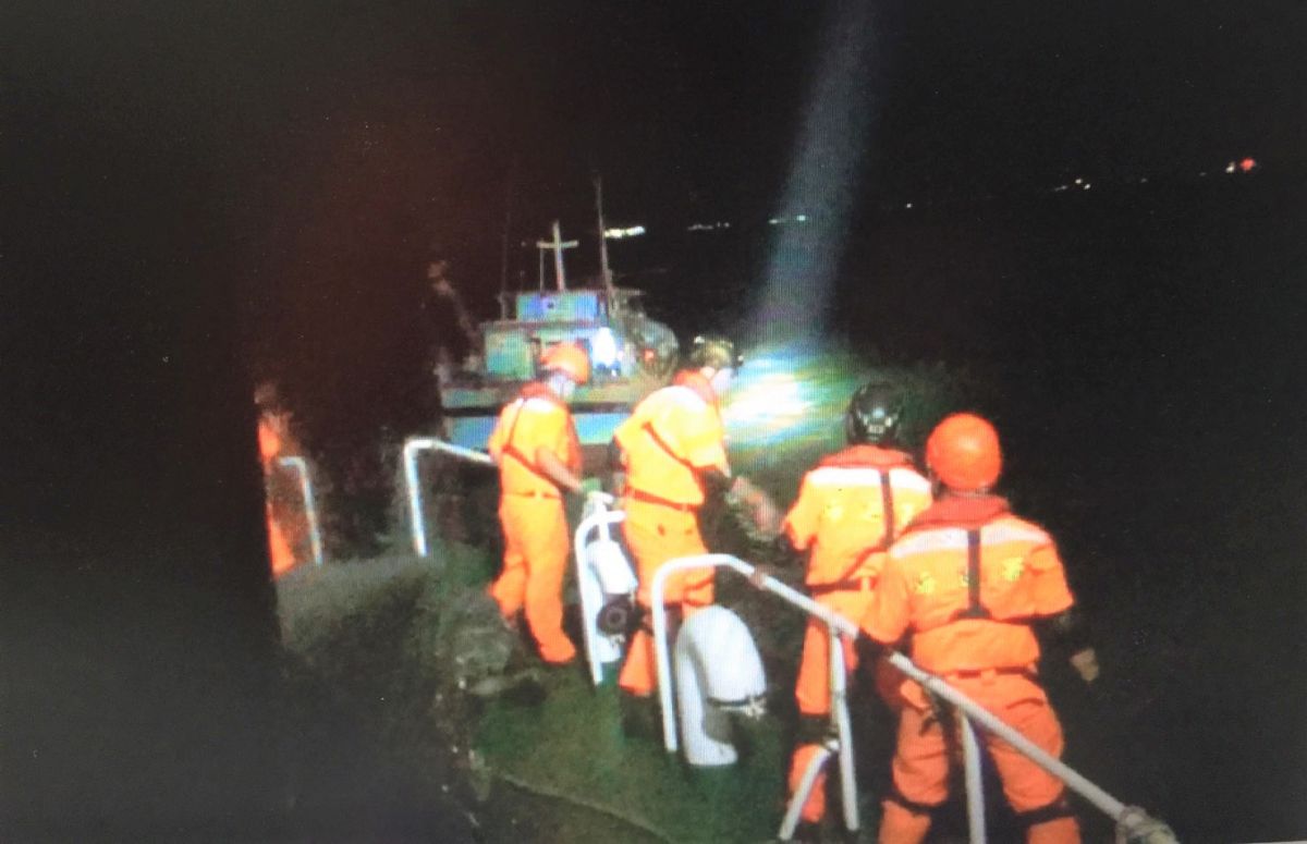 ▲追捕過程中，籍陸船一度加足馬力往我禁限制水域外逃逸。（圖／金門海巡隊提供）