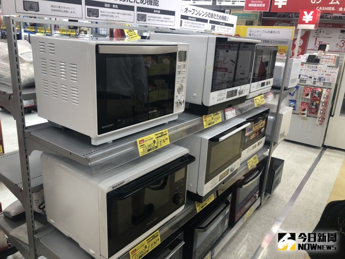 ▲像是水波爐、 Dyson 吸塵器、吹風機等，也都比一般電器行便宜至少一半以上。（圖／記者陳致宇攝）