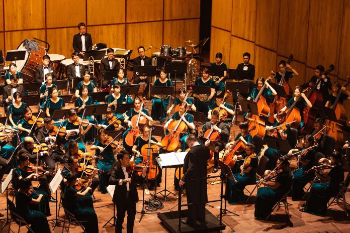 ▲長榮交響樂團首度跨海至越南演出，並與台灣年輕小提琴家林品任，以及有「越南蔡依林」稱號的女歌手東兒（ Dong Nhi ）同台。（圖／長榮航空）