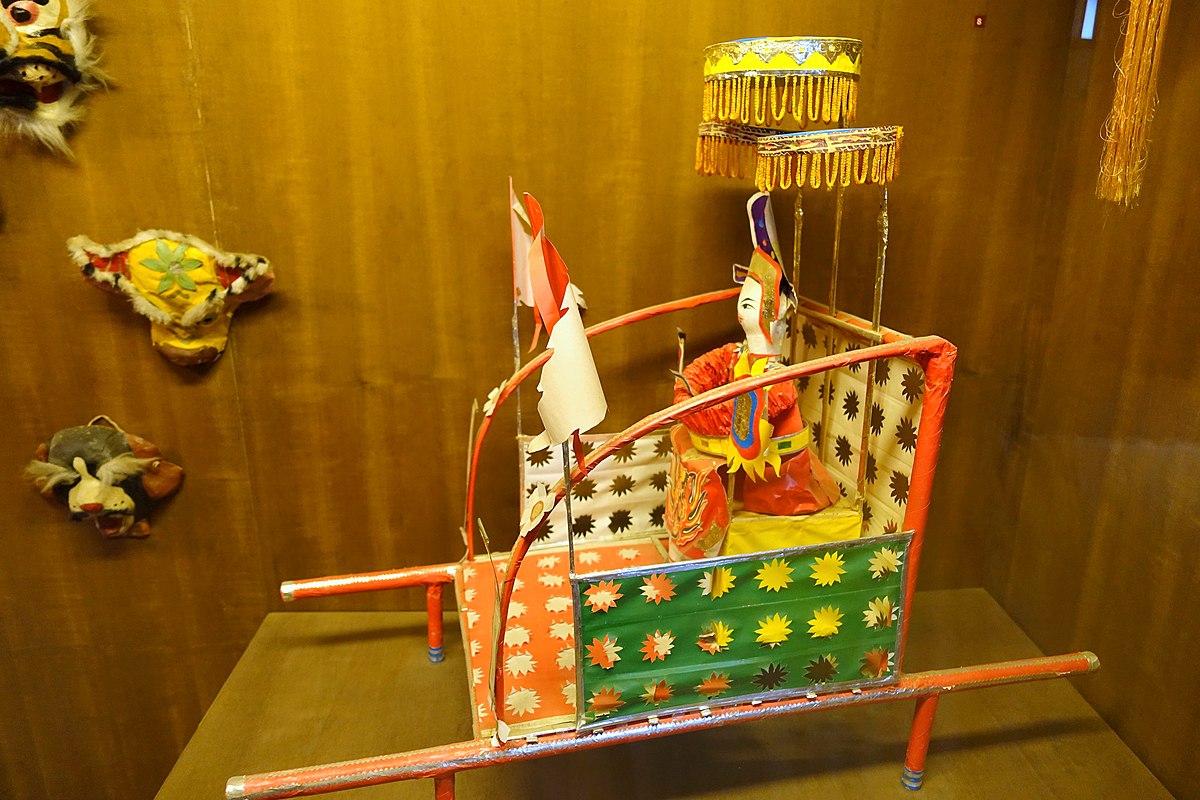 紙博士（越南語：tiến sỹ giấy）象徵受過高等教育人們。紙博士身上是在封建時代時在地方及京師進行的科舉考試中表現良好的考生才能穿著的傳統頭飾及服裝。(圖片取自Wikimedia Commons)