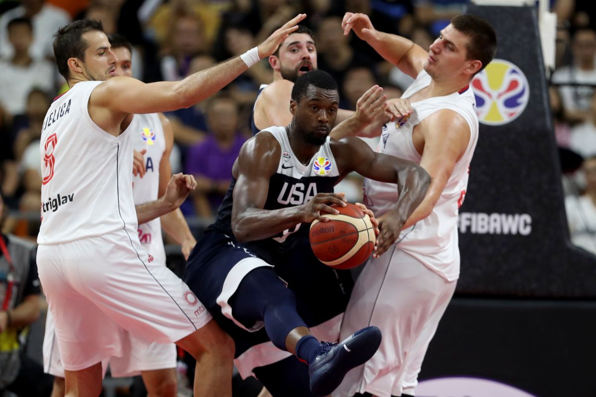 美國隊Harrison Barnes帶球切入，遭到塞爾維亞球員包夾。（圖／美聯社／達志影像）