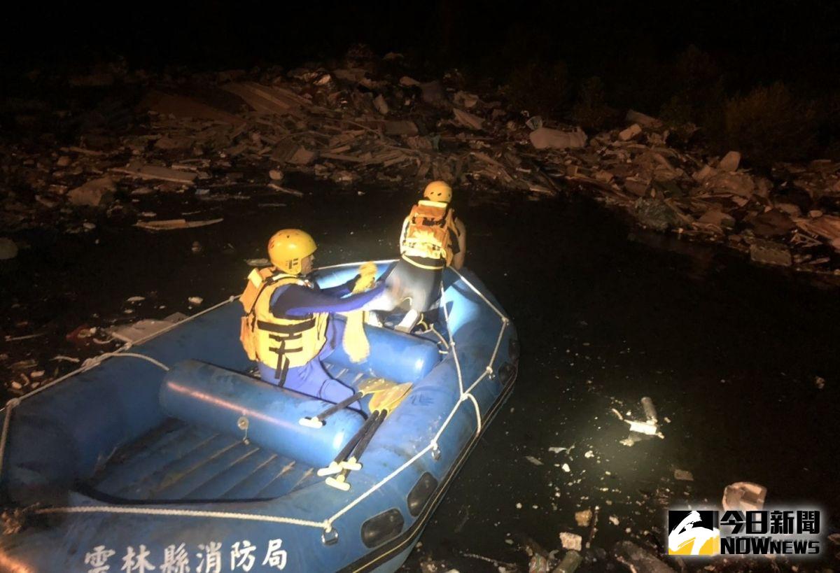 ▲莿桐小隊長帶隊前往現場，漏夜進行搜尋。（圖／雲林縣消防局提供）