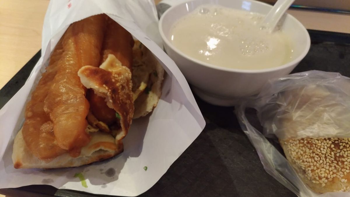 ▲有網友在 PTT 八卦版提到關於油條的吃法，好奇詢問「油條怎麼吃才內行？」貼文引發網友熱議。（圖／翻攝自阜杭豆漿臉書）