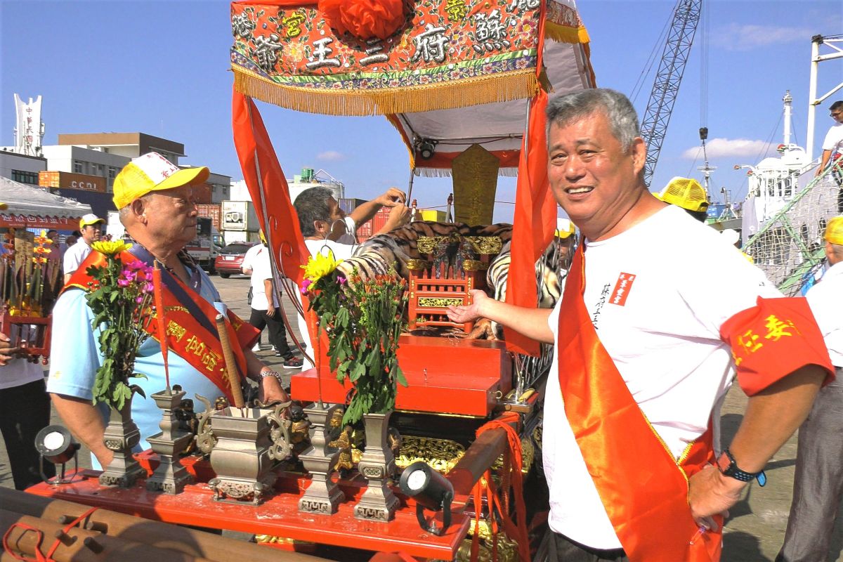 ▲在神明的指示下，鹿港景靈宮60多名信徒專程搭乘包船，準備返回新頭伍德宮祖廟。（圖／蔡若喬攝, 2019.09.13）