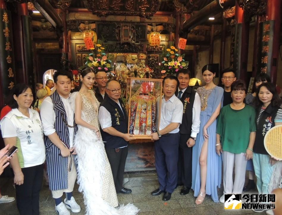 ▲新港奉天宮中秋歡慶契子女團圓，表示將奉請廟內典藏手工媽祖神衣首次渡海法國巴黎時尚遶境羅浮宮。（圖／記者任禮清攝, 2019.09.13）