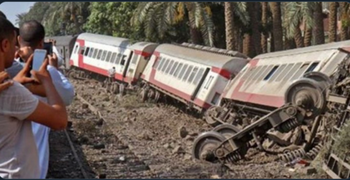 ▲剛果民主共和國一列貨運列車今天在東南部脫軌，根據各方公布的死亡人數，共有50名偷渡乘客死亡。（圖／翻攝網路）