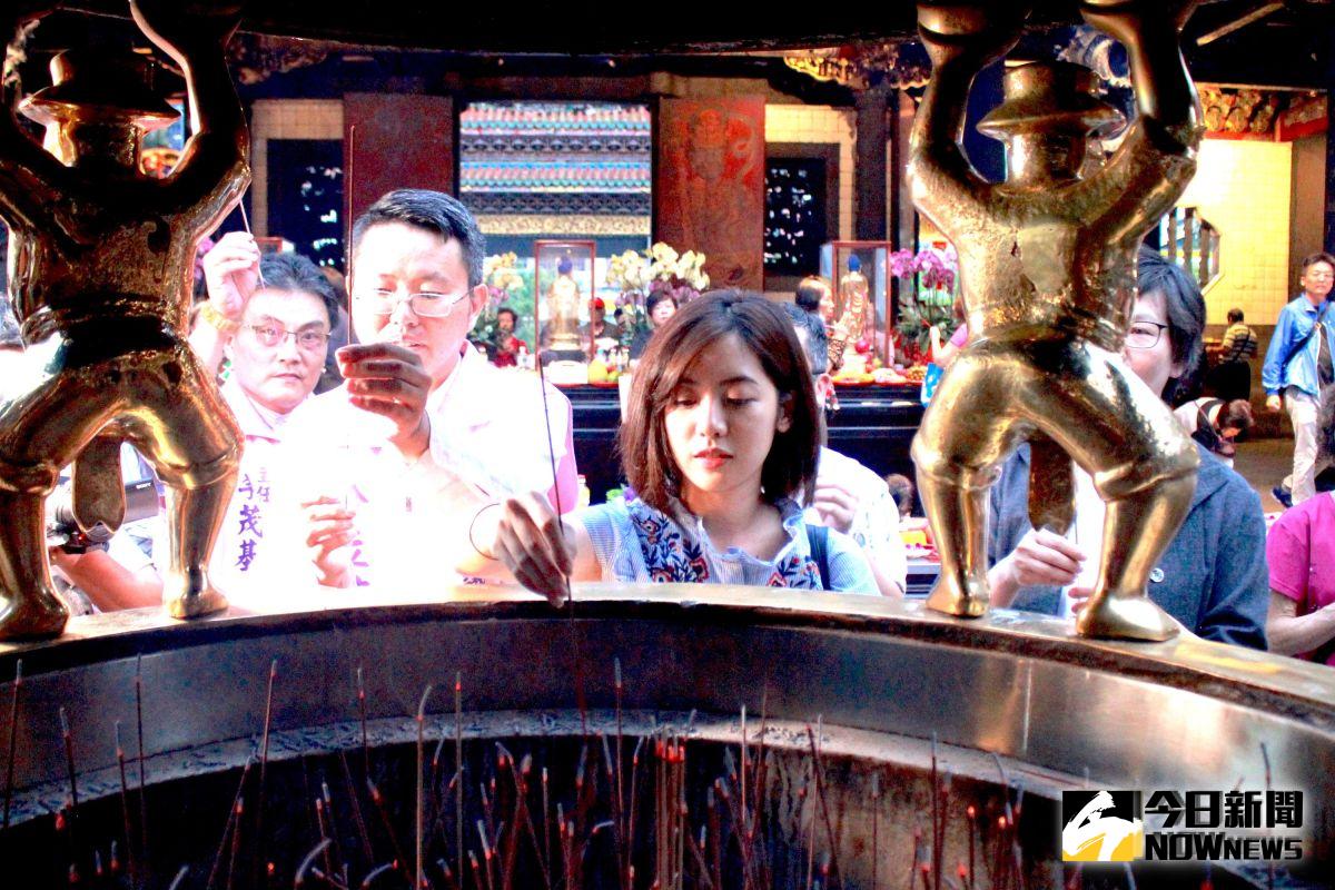 ▲台北市政府副發言人黃瀞瑩與台北市政府顧問蔡壁如、議員徐立信一同前往萬華龍山寺參拜。（圖／記者劉育辰攝 2019.08.30）