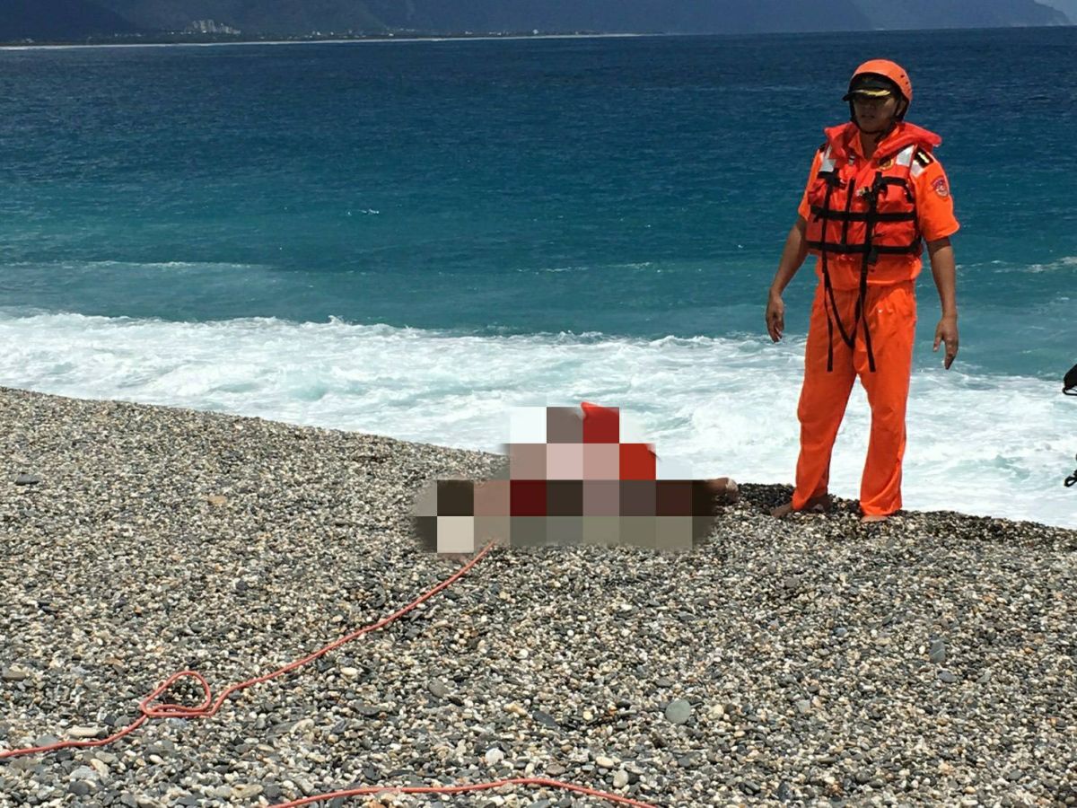 ▲花蓮知名景點七星潭今午發現一具浮屍，岸巡合力拉起，將朝失蹤人口方向查詢。（圖／一二岸巡隊提供）