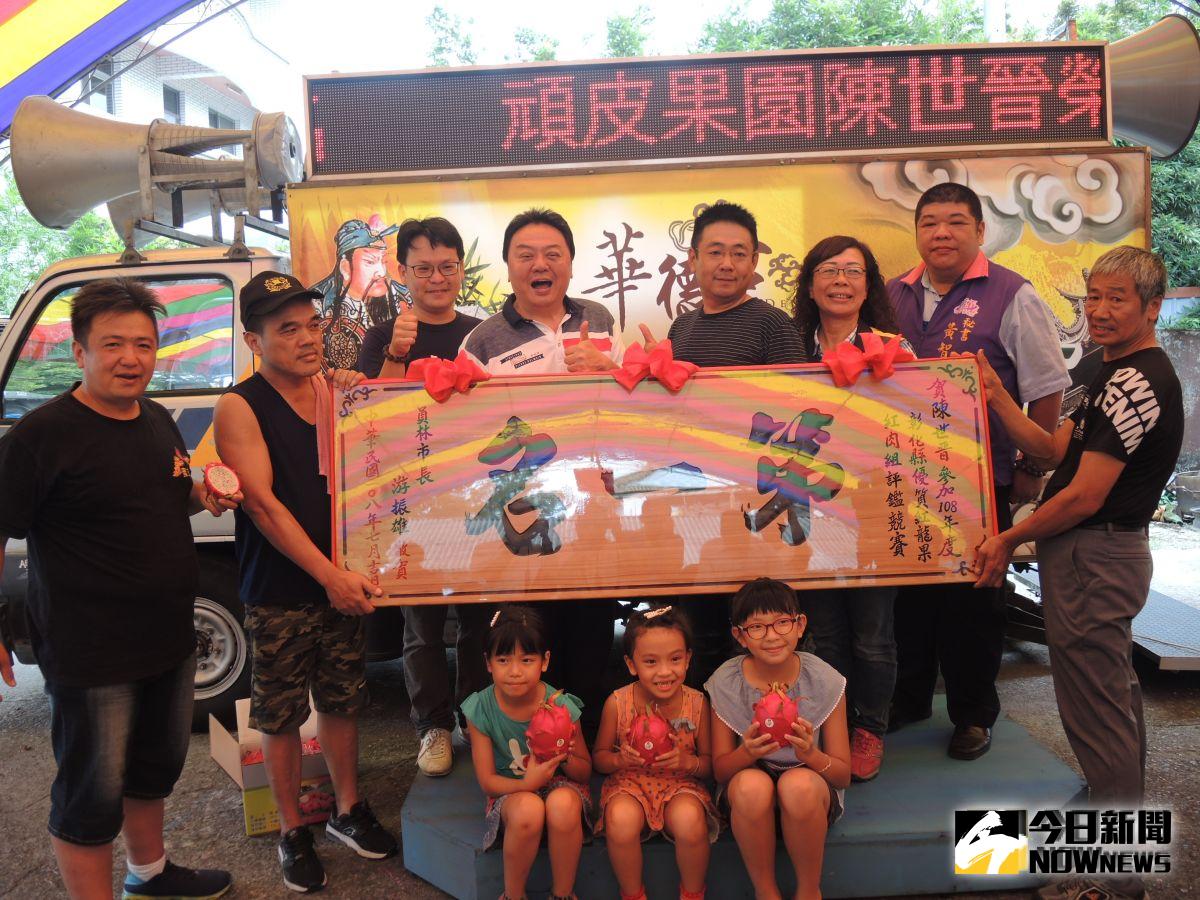 ▲今年彰化縣火龍果評鑑競賽，由員林市假日農夫陳世晋勇得紅肉組冠軍，員林市長游振雄贈「第一名」匾額。（圖／記者陳雅芳攝，2019.09.13）