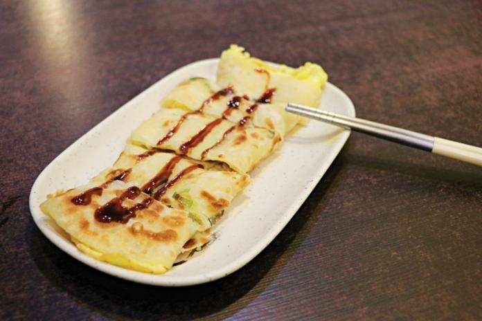 ▲台灣人的早餐各種各樣，不管中式西式都有許多選擇，其中「蛋餅」更是許多人的最愛。（示意圖／Taiwan Scene）