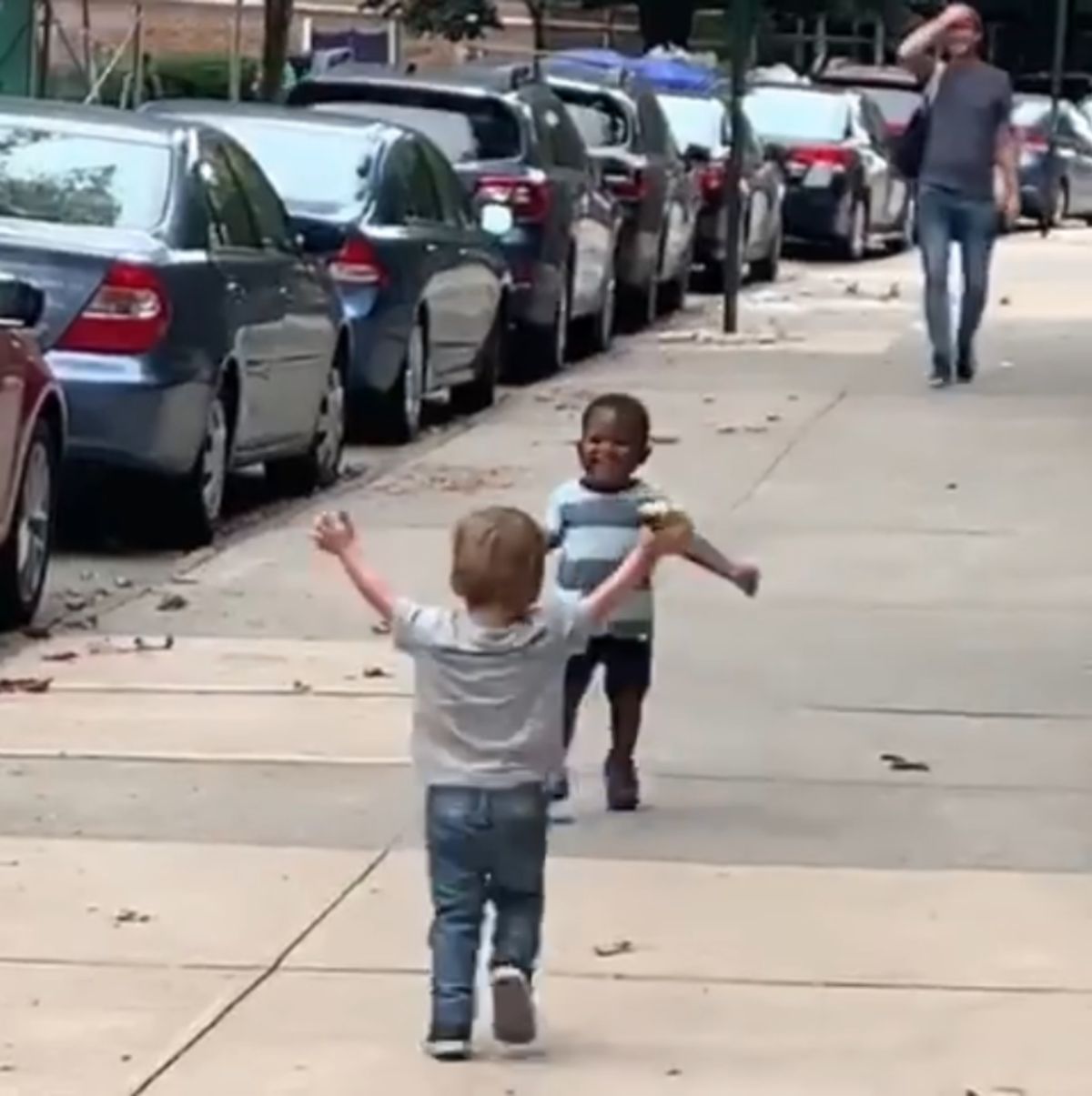 ▲美國紐約一對 2 歲小男童，感情好到才 2 天沒見面，一在街上遇到就飛奔相擁。（圖／翻攝自 Michael D Cisneros 臉書）