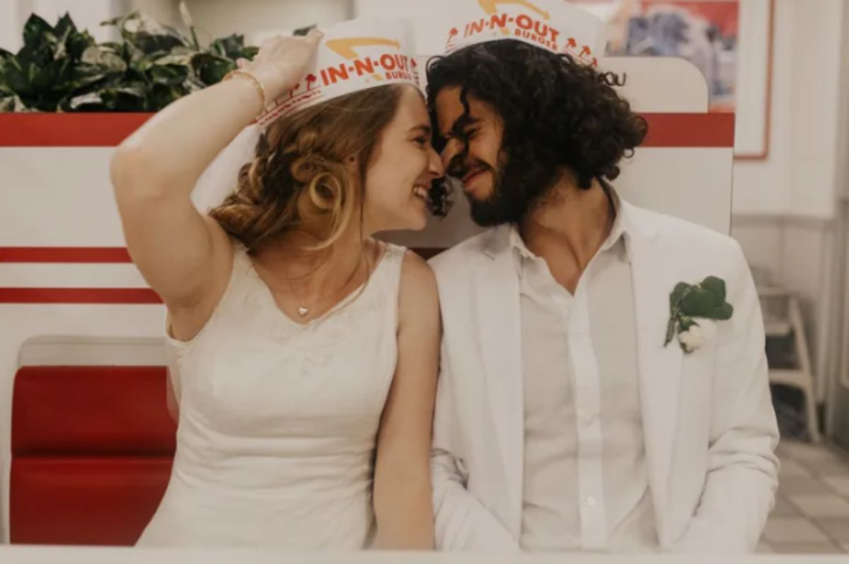 ▲美國一對新婚夫妻艾蜜莉與杰洛米，選在兩人婚前常約會的漢堡店拍攝另類婚紗照。（圖／翻攝自哈芬登郵報）
