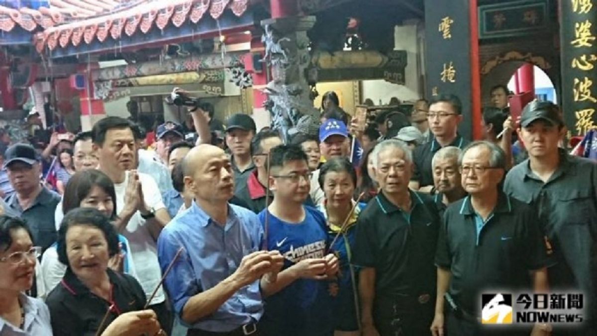 韓國瑜拜廟，民眾十分熱情。 (圖/Nownews資料照)