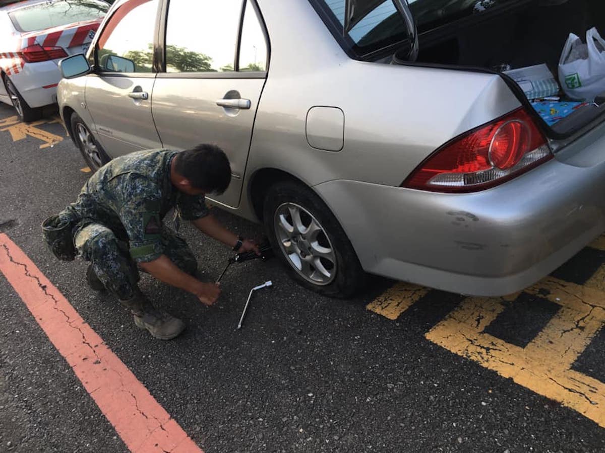 ▲原 PO 在國道上爆胎，沒想到卻遇到了一位「帥又暖心的國軍弟兄」，不但將她的車胎換掉，甚至還護送她下交流道，暖心義舉讓上萬網友按讚誇獎。（圖／翻攝自《爆廢公社》） 