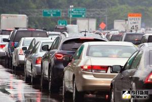 ▲許多民眾為避開收假車流選擇提前北返，往往因預期心理造成國道提早壅塞。圖為國道塞車示意圖。（圖／NOWNEWS資料照）