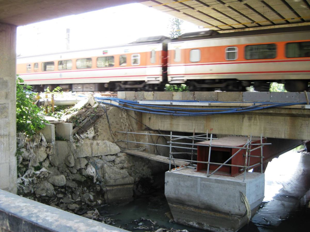 ▲因嘉義市政府番仔溝橋後續改建工程，台鐵9/28起5列次停駛。（圖／台鐵）