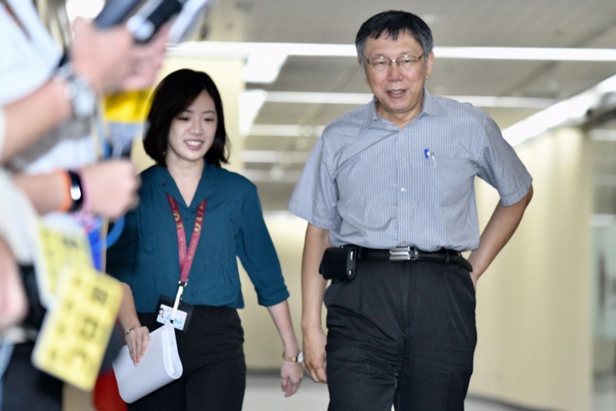 ▲台北市長柯文哲與北市府副發言人「學姊」黃瀞瑩。（圖／NOWnews資料照片）