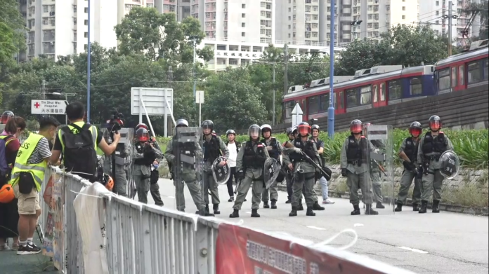 ▲今（ 14 ）日下午舉行的「天水圍親子遊行」雖遭香港警方反對，今日仍有不少民眾聚集。（圖／翻攝自立場新聞直播影片截圖）