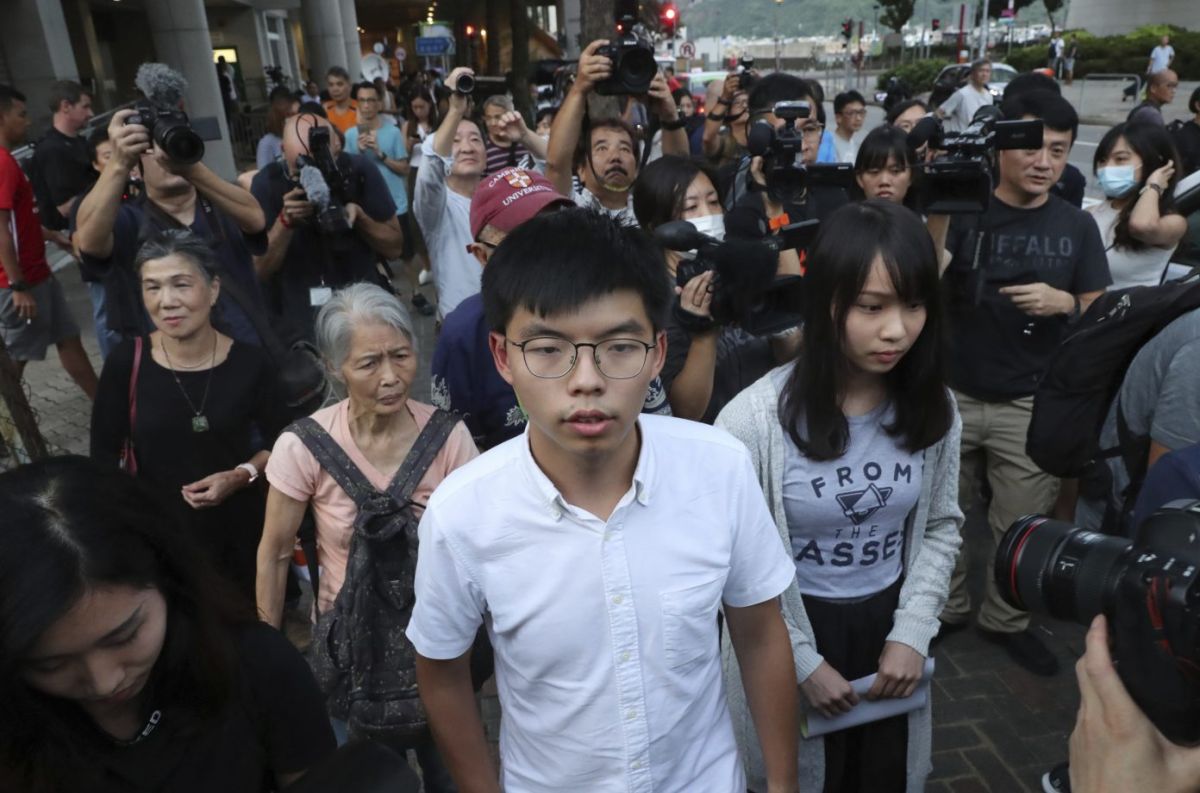 ▲前香港眾志秘書長黃之鋒、副祕書長周庭等人， 23 日將再度出庭應訊，不排除入獄可能。資料照。（圖／美聯社／達志影像）