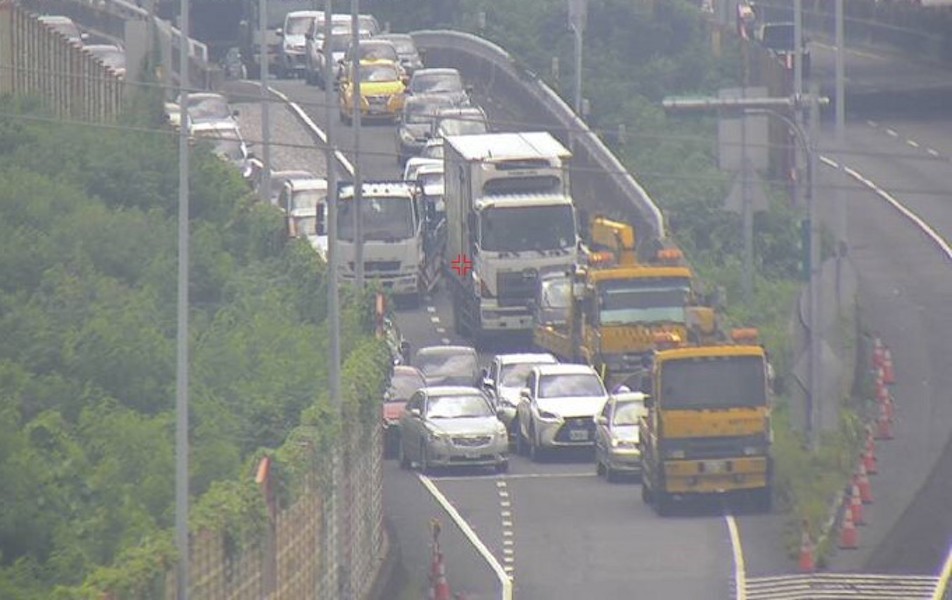 ▲今（15）日為中秋連假收假日，由於國5北向可能塞到晚上，高公局將於下午2點至晚上9點實施高乘載管制，另外上午也發生兩起國道交通事故，所幸沒有造成任何人員傷亡。（圖／高公局提供）