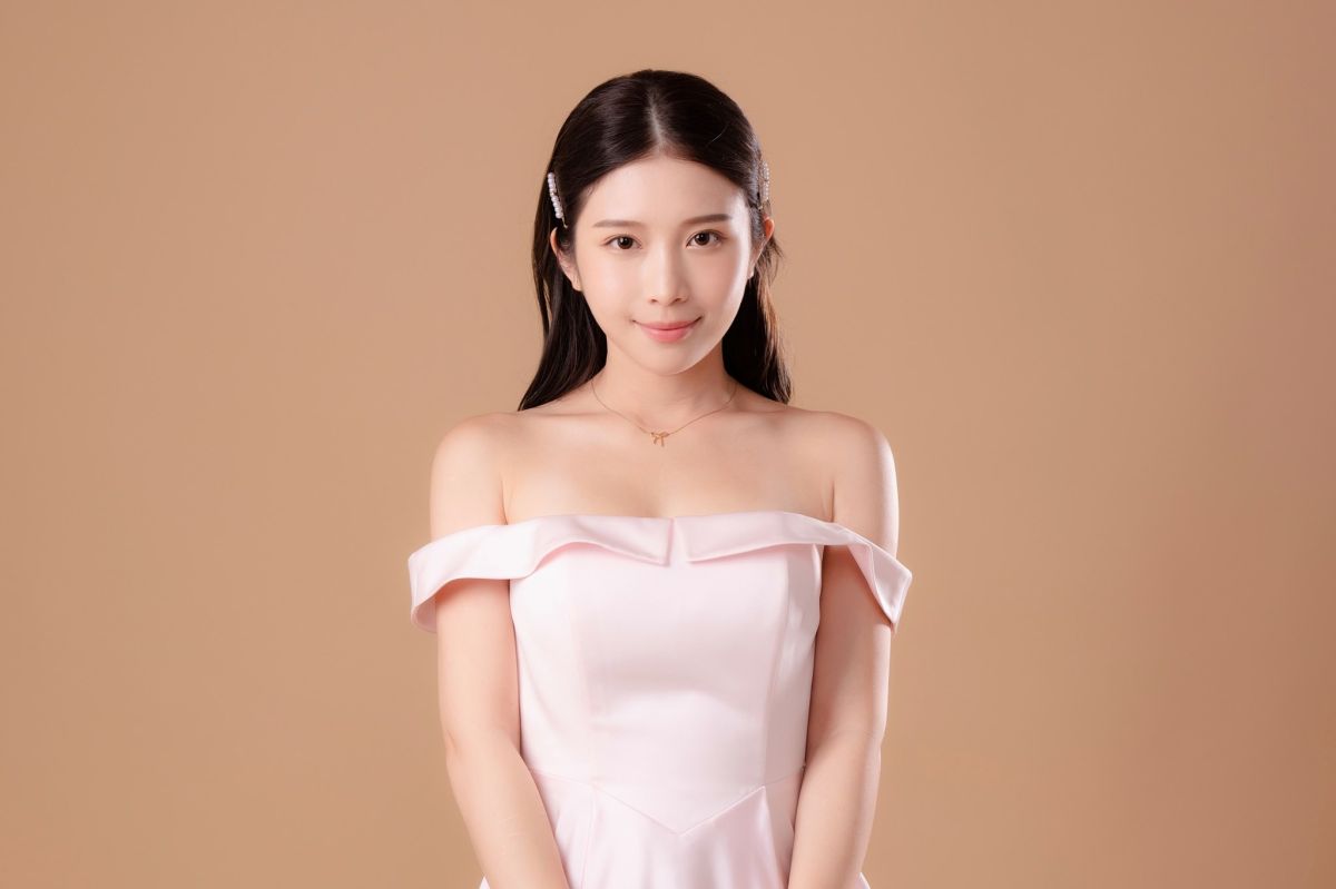 ▲雞排妹小露香肩。（圖／翻攝臉書）