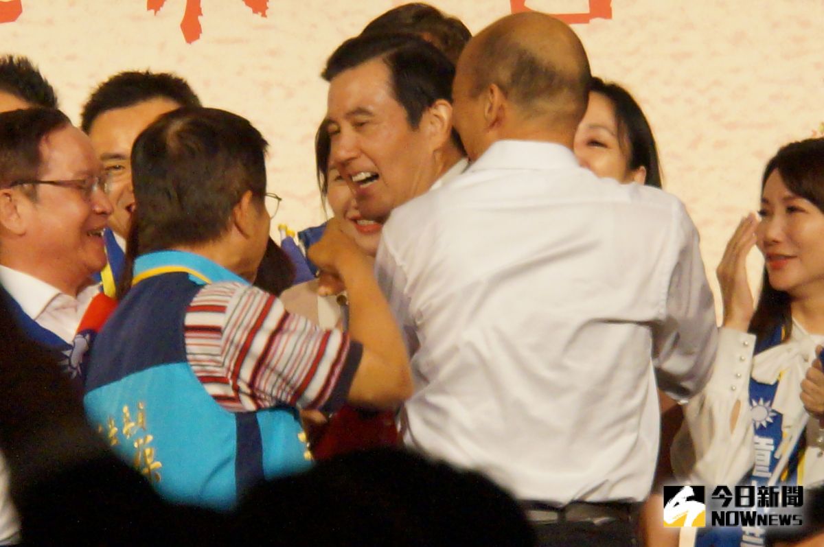 ▲韓國瑜馬英九同台出席台商活動，韓國瑜主動擁抱韓國瑜，馬英九卻臉露尷尬。（圖／記者呂炯昌攝 2019.09.15）