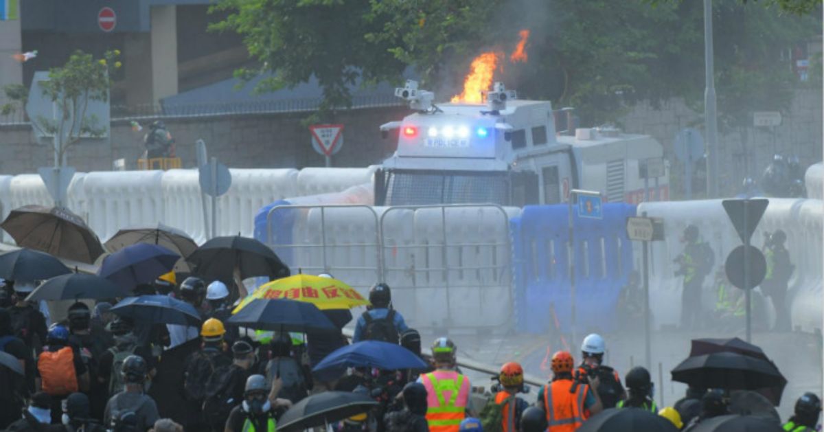 水炮車車身一度起火燃燒。（圖／翻攝巴士的報）