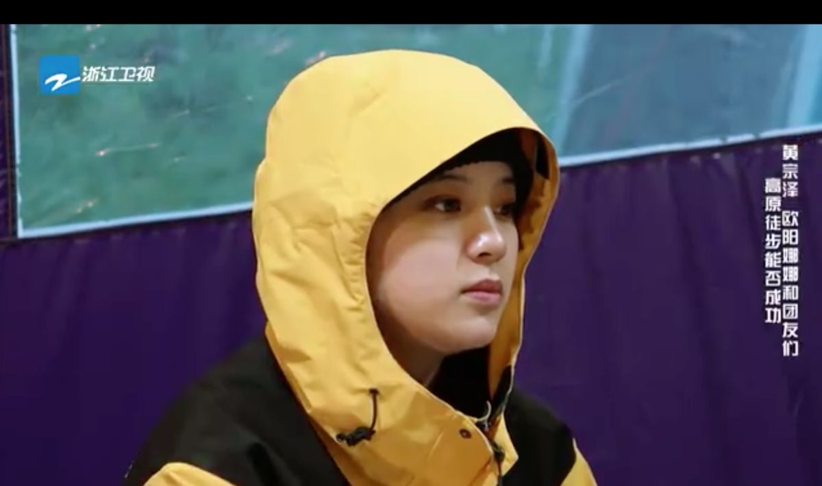 ▲歐陽娜娜累到臭臉。（圖／翻攝微博）
