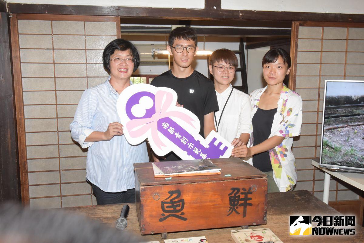 ▲彰化縣長王惠美贈送代表「南郭青創示範基地」啟動之鑰予進駐團隊，宣誓南郭宿舍群將展開新的進程。（圖／記者陳雅芳攝，2019.09.15）