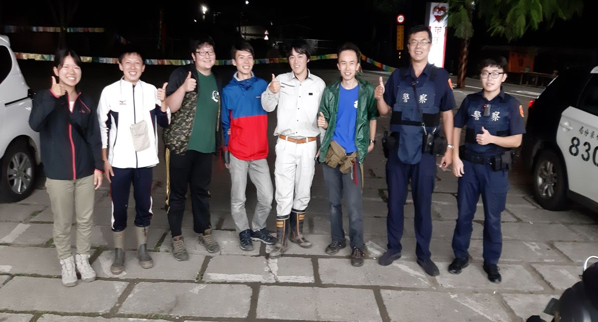 ▲日本遊客來台自助旅行，月圓夜在五峰鄉山區迷途，幸好遇上熱心警察引導帶路。（圖／竹東分局提供）