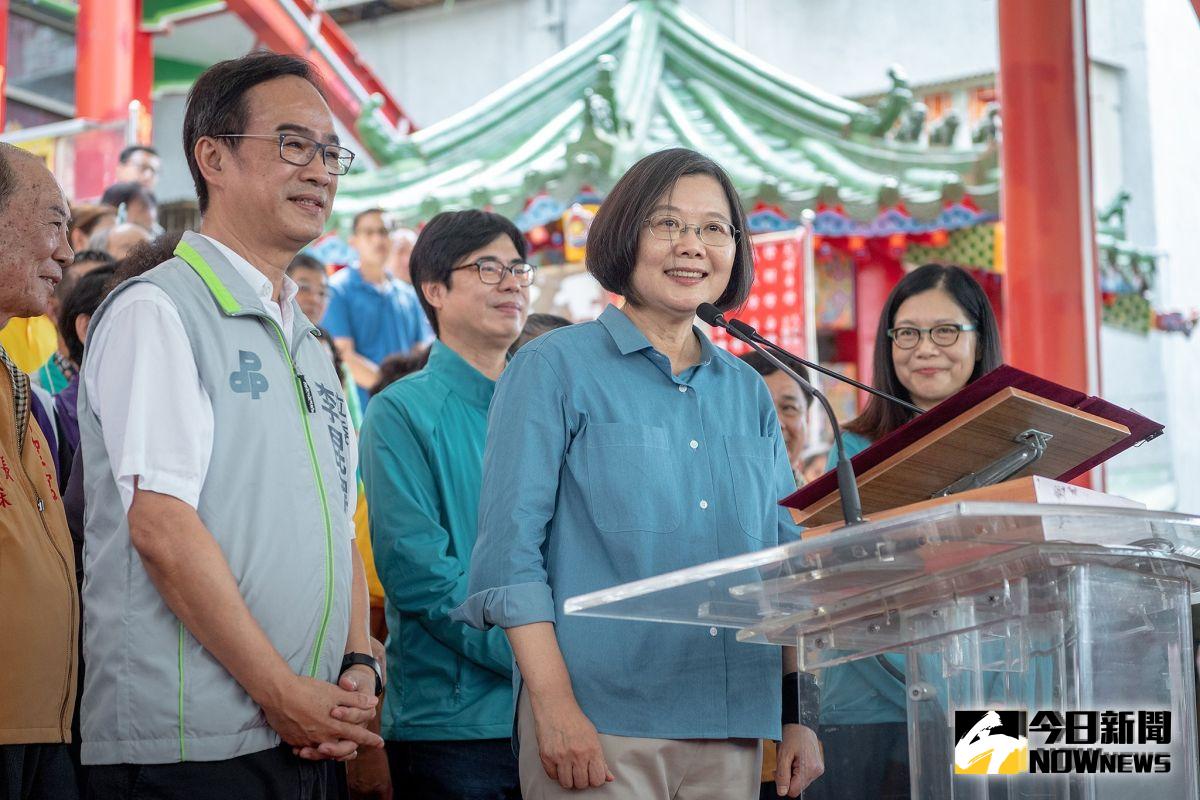 總統蔡英文15日到高雄參訪時表示「菊姐（陳菊）好像帶一個小孩長大卻被騙走，我們一定要把小孩收回來」（圖／總統府提供）