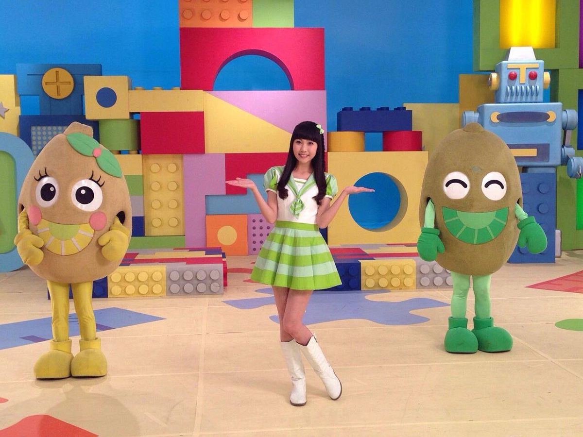 ▲為何幼幼台姐姐的裙子都超短？眾人「 4 字」神解原因。（圖／翻攝自 Kiwi姐姐-莫允樂臉書）