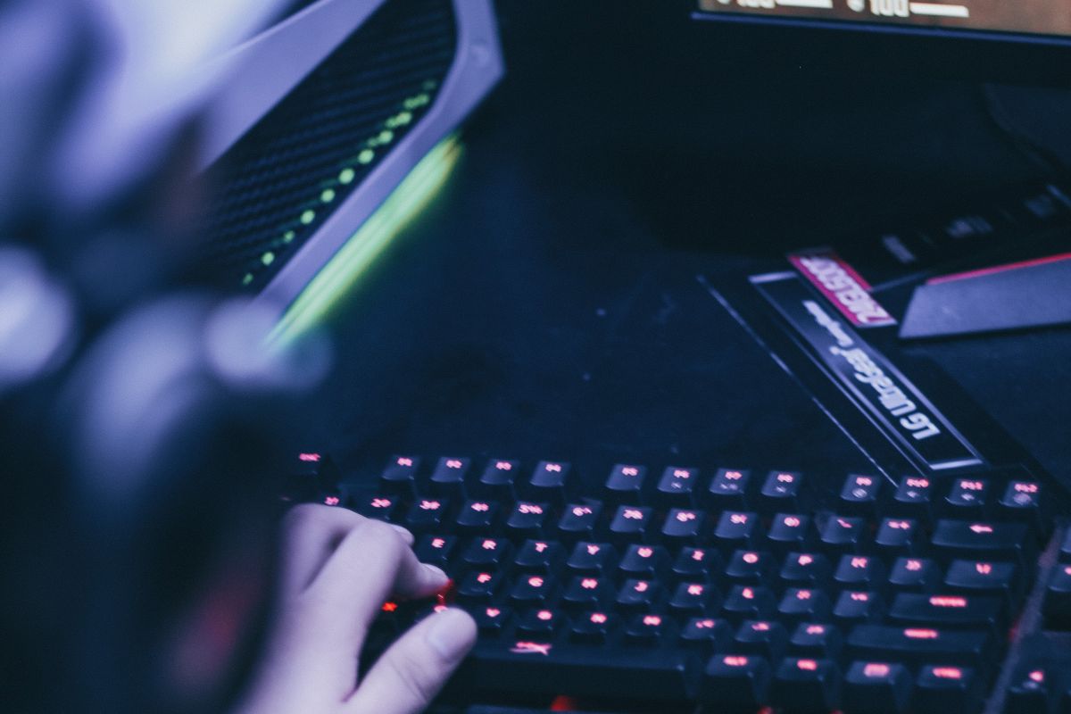 ▲本期電費多 3 千元，讓人妻懷疑是丈夫電腦 24 小時掛機害的。（示意圖／非文中當事人，取自 Unsplash ）