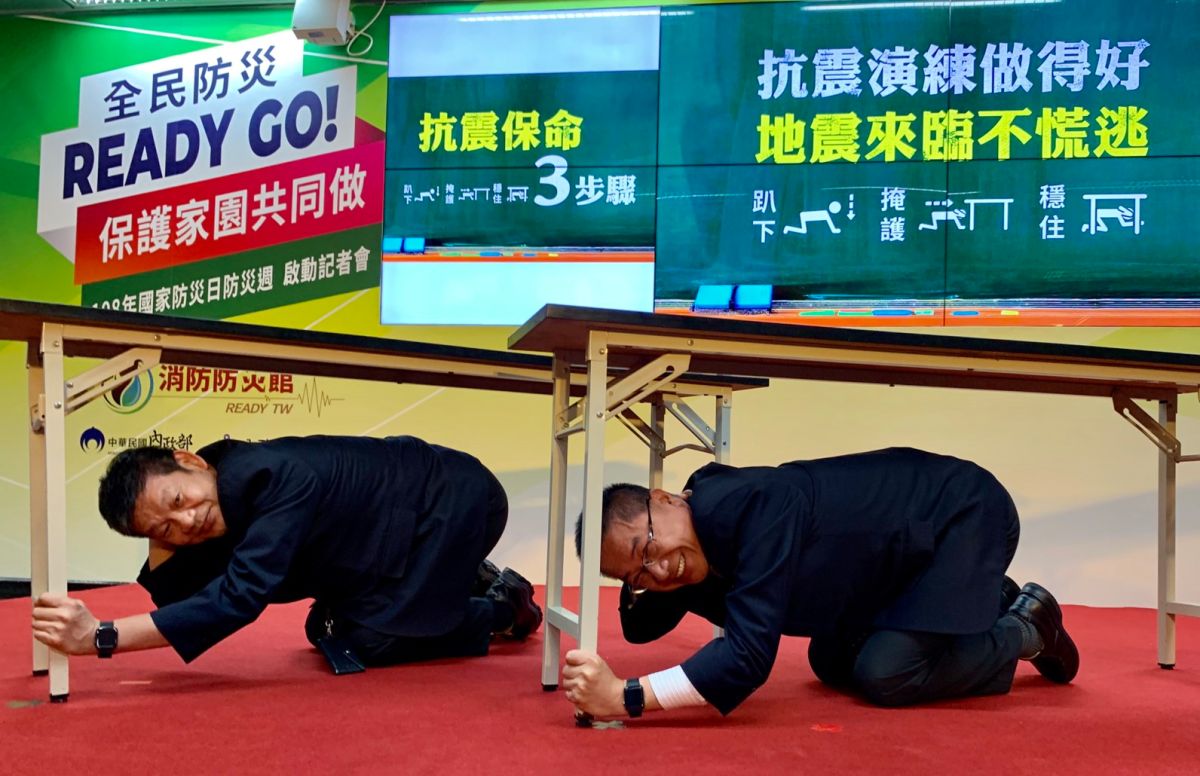▲內政部長徐國勇示範地震來臨時，「趴下、掩護、穩住」的保護動作。（圖／內政部提供, 2019.9.16）
