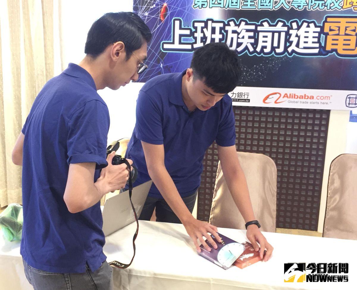 ▲目前就讀大4的廖嘉晉（右），與同學共同創立電商管顧公司，不到1年已經創下單月營業額25萬的佳績。（圖／記者黃仁杰攝，2019.09.16）